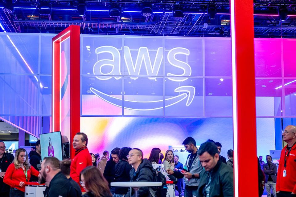 AWS 开源 Strands Decider 2B：Agent 专用的决策模型