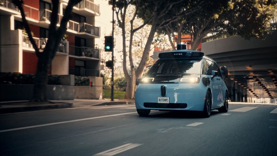 Waymo 首次借来 50 亿美元，加速 Robotaxi 扩张